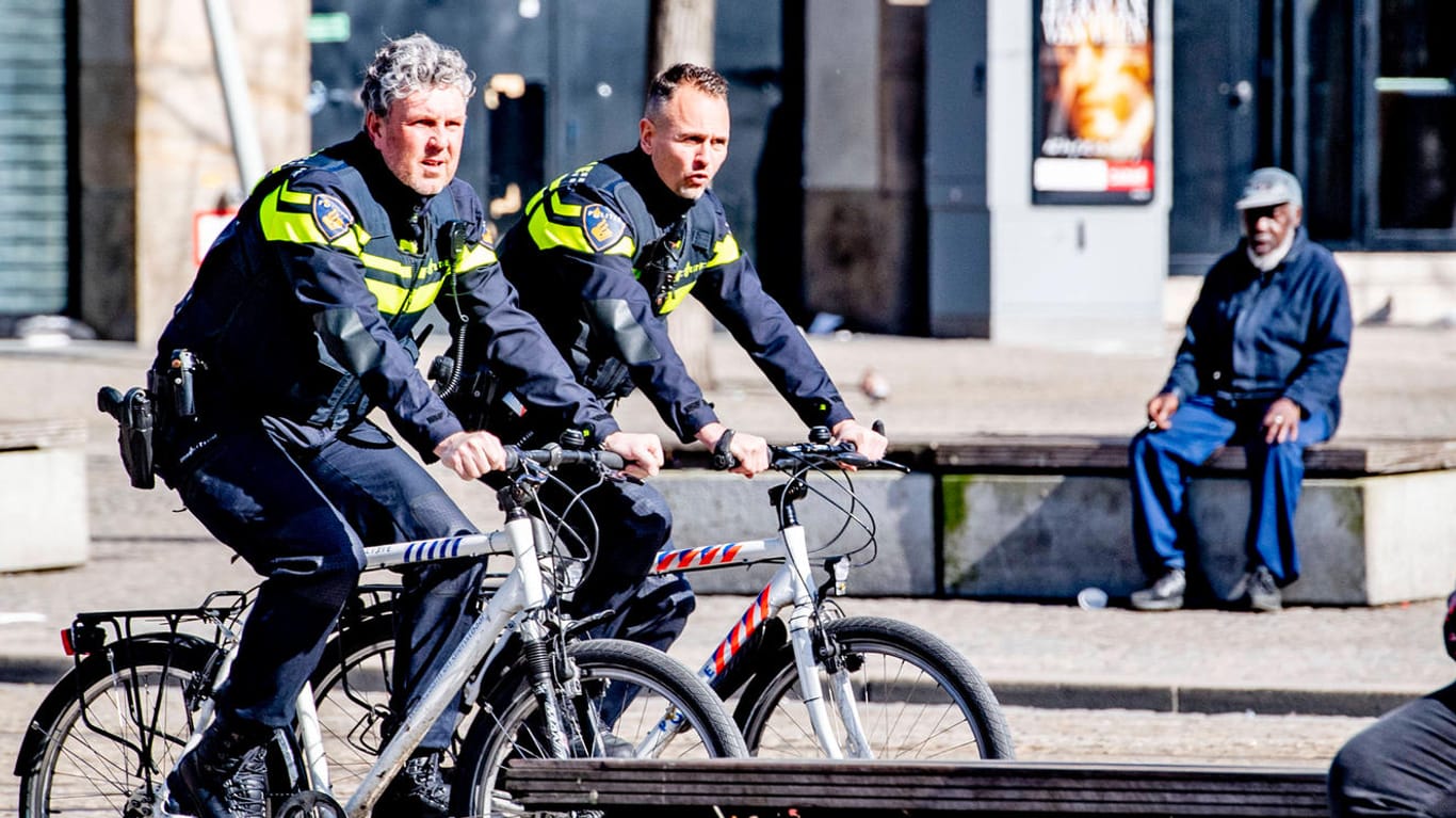 Fahrrad-Polizei in Amsterdam: Für die Polizisten auf den Fahrrädern soll es nun auch Blaulicht geben (Symbolbild).