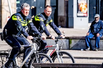 Fahrrad-Polizei in Amsterdam: Für die Polizisten auf den Fahrrädern soll es nun auch Blaulicht geben (Symbolbild).