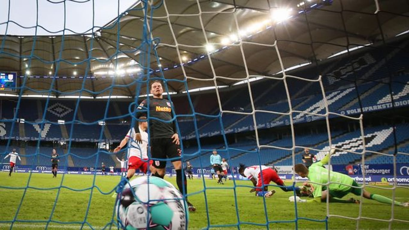 Der Ball in Deutschlands-Topfußball-Ligen rollt weiter vor leeren Rängen.