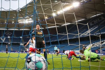 Der Ball in Deutschlands-Topfußball-Ligen rollt weiter vor leeren Rängen.
