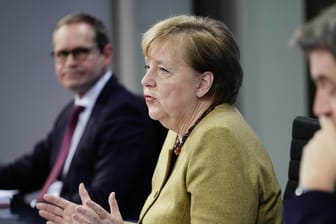 Kanzlerin Merkel, Berlins Regierender Bürgermeister Müller (li.), Bayerns Ministerpräsident Söder: Befürchten eine neue Dynamik in der Pandemie durch die Mutation aus Großbritannien.