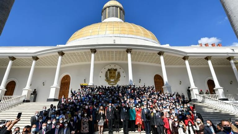 Die Abgeordneten stehen zusammen auf den Stufen der Nationalversammlung, nachdem sie vereidigt wurden.