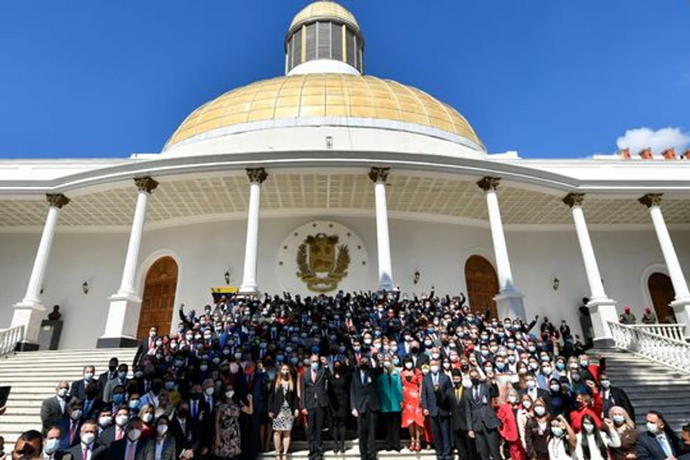 Die Abgeordneten stehen zusammen auf den Stufen der Nationalversammlung, nachdem sie vereidigt wurden.