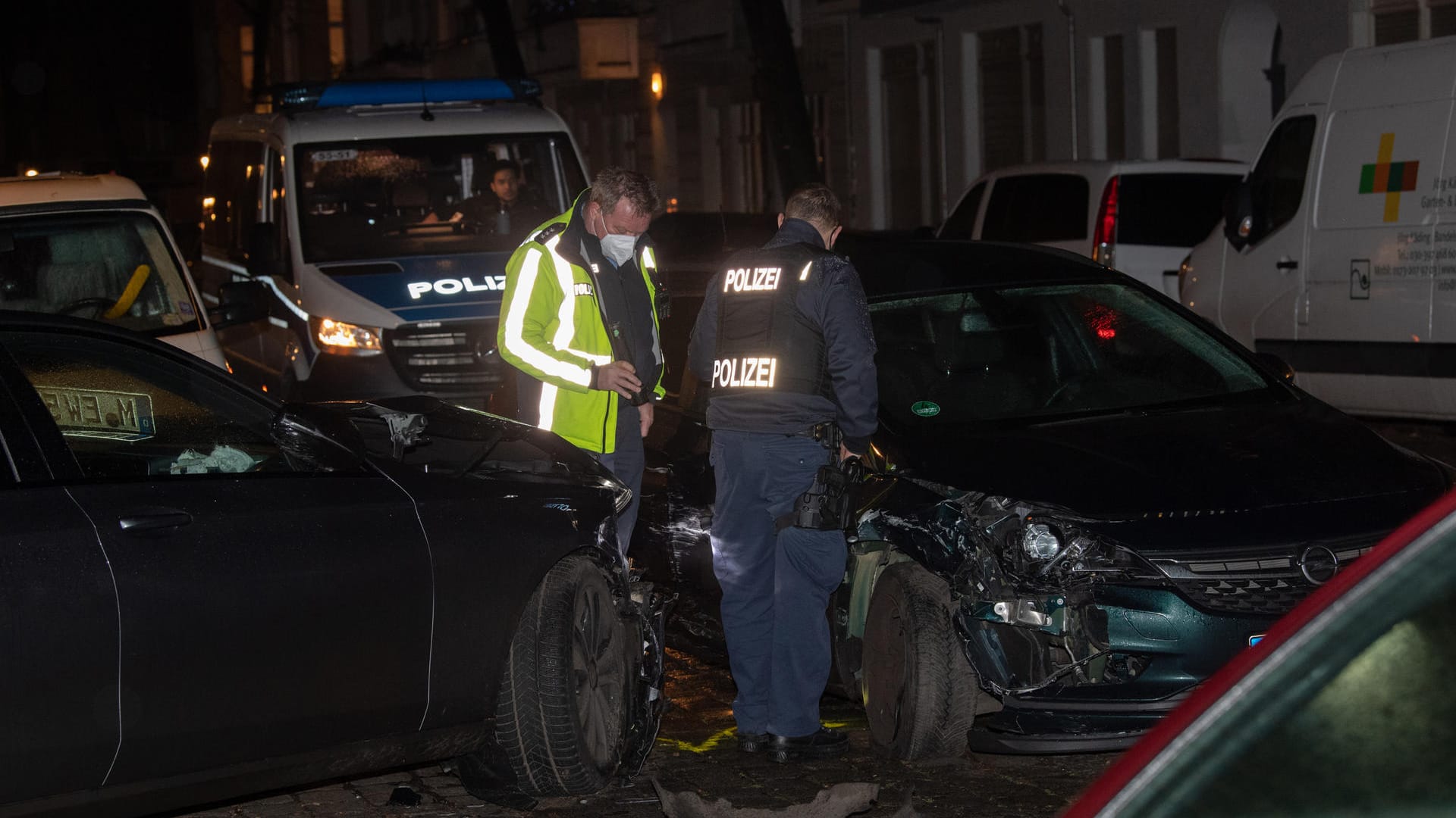 Zwei nach einem Zusammenstoß zerstörte Fahrzeuge in Neukölln. Eine Verfolgungsfahrt endete mit fünf verletzten Polizisten. Zwei nach einem Zusammenstoß zerstörte Fahrzeuge in Neukölln. Eine Verfolgungsfahrt endete mit fünf verletzten Polizisten.