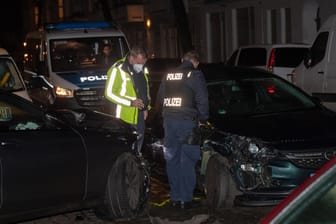 Zwei nach einem Zusammenstoß zerstörte Fahrzeuge in Neukölln. Eine Verfolgungsfahrt endete mit fünf verletzten Polizisten.