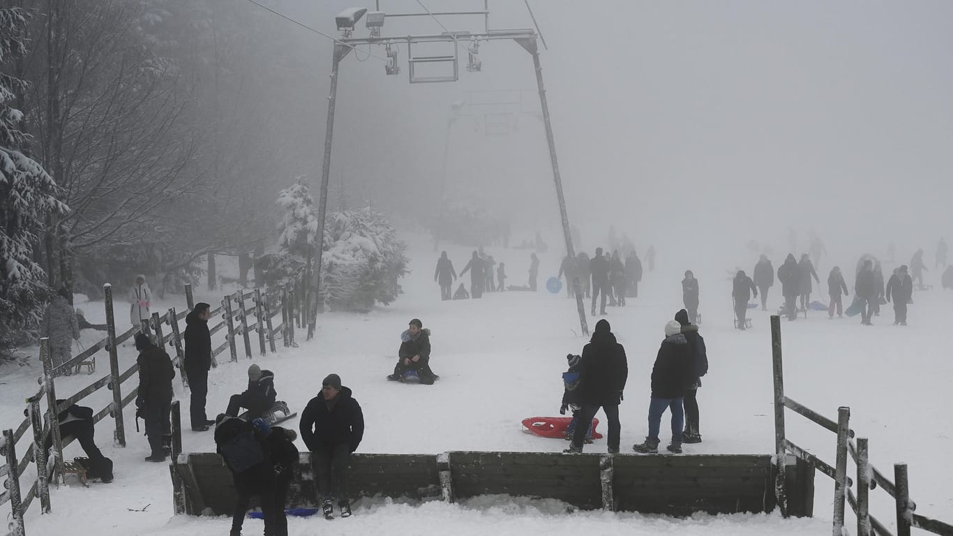 Wintersportler mit ihren Schlitten stehen am Rodellift "Brockenblick" im Harz: Die Wintersportgebiete sind mögliche Corona-Hotspots.
