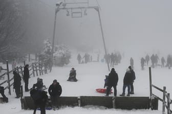 Wintersportler mit ihren Schlitten stehen am Rodellift "Brockenblick" im Harz: Die Wintersportgebiete sind mögliche Corona-Hotspots.