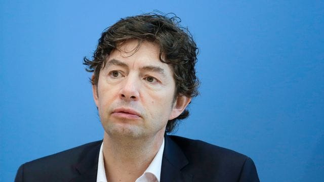 Christian Drosten nimmt an einer Pressekonferenz teil. Christian Drosten nimmt an einer Pressekonferenz teil.