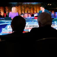 Republikaner in Atlanta beobachten das Wahlevent: Bei den Stichwahlen in Georgia geht es um zwei entscheidende Sitze im US-Senat.