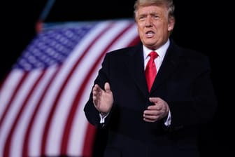US-Präsident Donald Trump spricht auf einer Wahlkampfkundgebung in Georgia. Er will auch an Protesten in Washington teilnehmen.