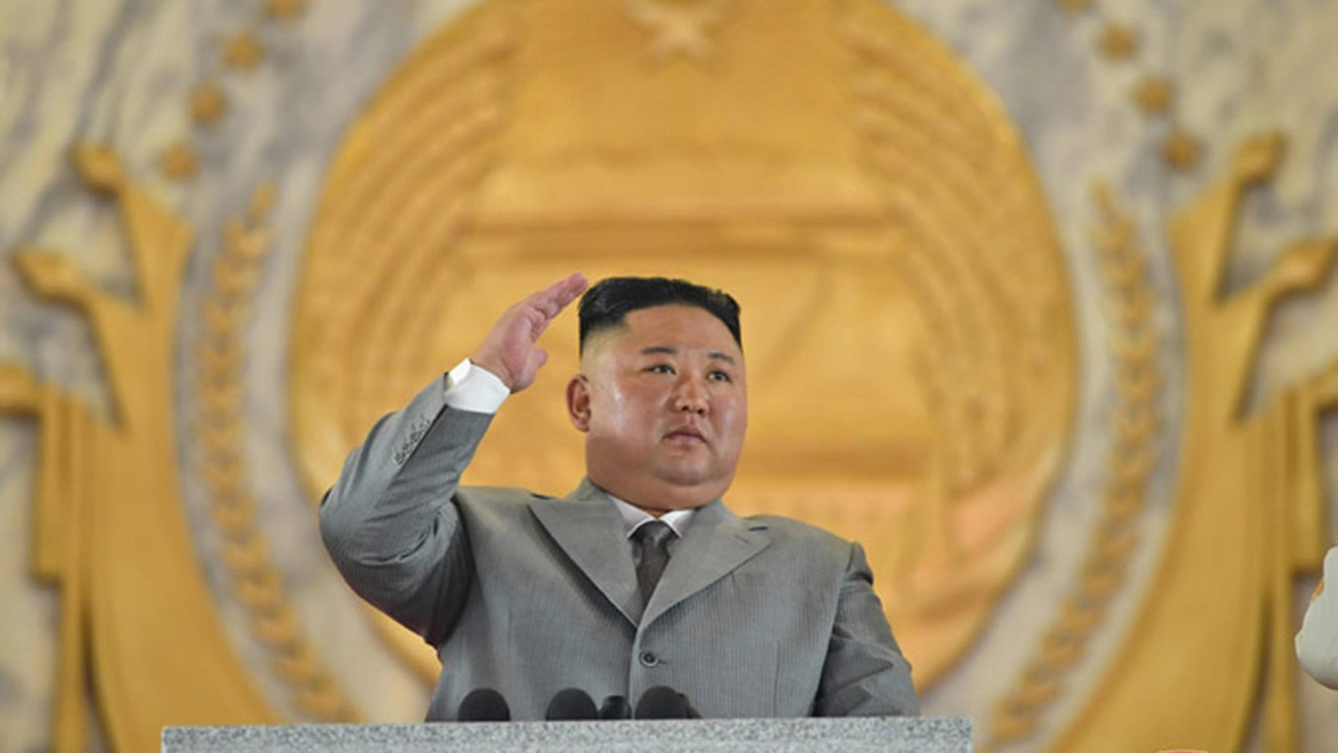 Der nordkoreanische Diktator Kim Jong Un grüßt Soldaten bei einer Militärparade. Jetzt musste er das Scheitern seines Wirtschaftsplanes einräumen. Der nordkoreanische Diktator Kim Jong Un grüßt Soldaten bei einer Militärparade. Jetzt musste er das Scheitern seines Wirtschaftsplanes einräumen.