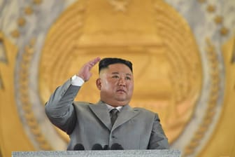 Der nordkoranische Diktator Kim Jong Un grüßt Soldaten bei einer Militärparade. Jetzt musste er das Scheitern seines Wirtschaftsplanes einräumen.