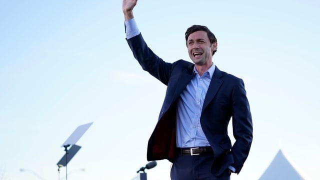 Medienberichten zufolge setzt sich der demokratische Kandidat Jon Ossoff gegen den bisherigen republikanischen Amtsinhaber David Perdue durch. Medienberichten zufolge setzt sich der demokratische Kandidat Jon Ossoff gegen den bisherigen republikanischen Amtsinhaber David Perdue durch.