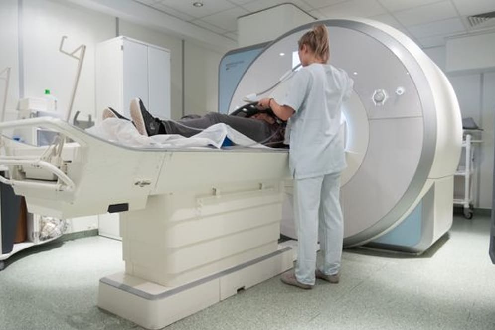 Magnetresonanztomographie (MRT): Die nutzt elektromagnetische Felder und Radiowellen. Für den Patienten ist das ungefährlich.