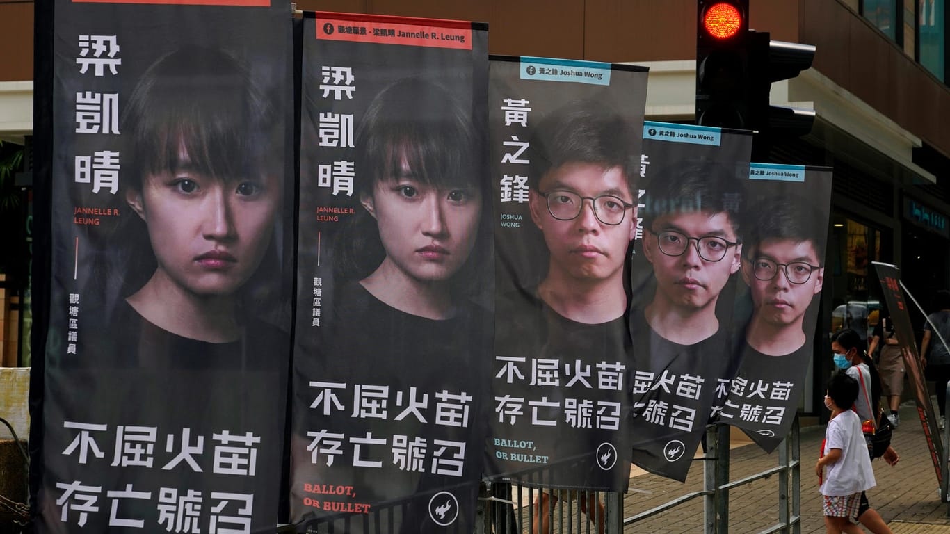 Banner des prodemokratischen Kandidaten Joshua Wong sind vor einer U-Bahn-Station in Hongkong zu sehen. Rund 50 Aktivisten sind festgenommen worden.