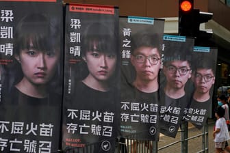 Banner des prodemokratischen Kandidaten Joshua Wong sind vor einer U-Bahn-Station in Hongkong zu sehen. Rund 50 Aktivisten sind festgenommen worden.