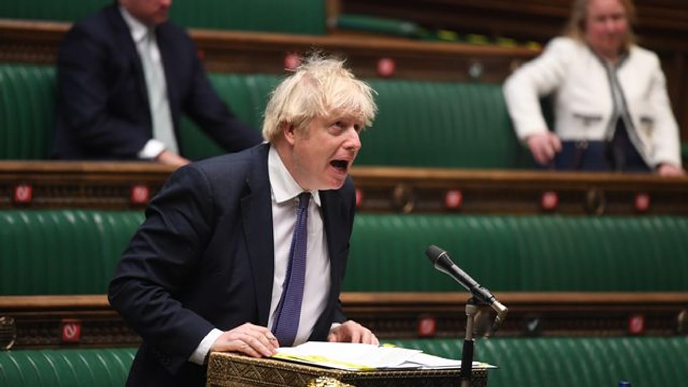 Boris Johnson gibt im britischen Unterhaus eine Erklärung zu den coronabedingten Maßnahmen ab.