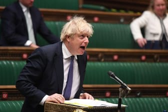 Boris Johnson gibt im britischen Unterhaus eine Erklärung zu den coronabedingten Maßnahmen ab.