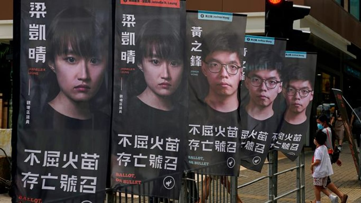 Der prominente Aktivist Joshua Wong (auf den hinteren drei Bannern zu sehen) sitzt wegen des Vorwurfs der illegalen Organisation eines Protests im Gefängnis.