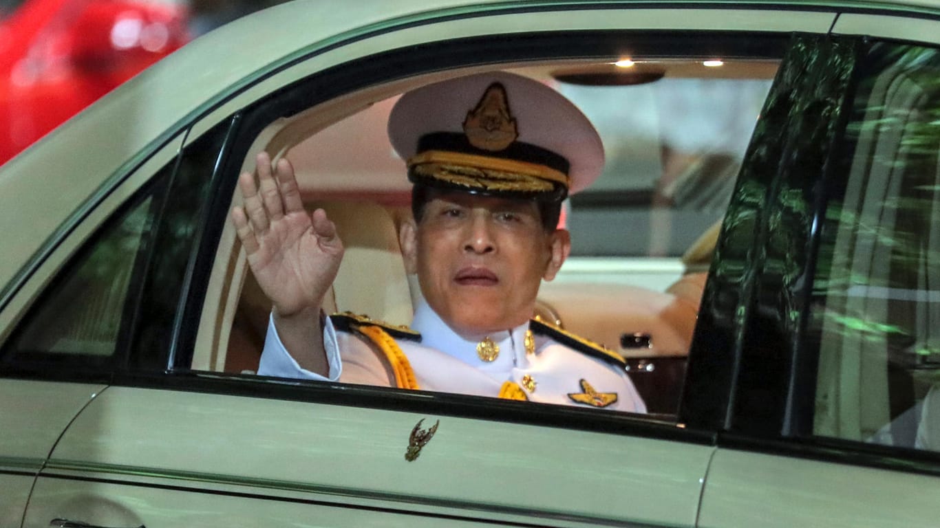 Maha Vajiralongkorn, König von Thailand, winkt aus dem Auto in Bangkok. Für Besuche in Deutschland braucht er kein Visum. (Archivbild)