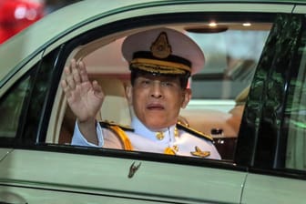 Maha Vajiralongkorn, König von Thailand, winkt aus dem Auto in Bangkok. Für Besuche in Deutschland braucht er kein Visum. (Archivbild)