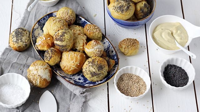 Laugengebäck mit Honig-Senf-Dip eignet sich sowohl zum Frühstück als auch als Snack für zwischendurch.