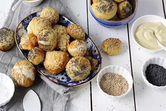 Laugengebäck mit Honig-Senf-Dip eignet sich sowohl zum Frühstück als auch als Snack für zwischendurch.