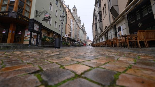 Die leere Münzgasse vor der Frauenkirche in Dresden. Die leere Münzgasse vor der Frauenkirche in Dresden.