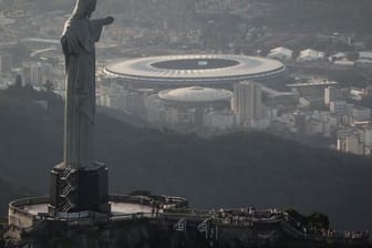 Das Maracanã-Stadion in Rio de Janeiro ist hinter der Christusstatue "Cristo Redentor" zu sehen.