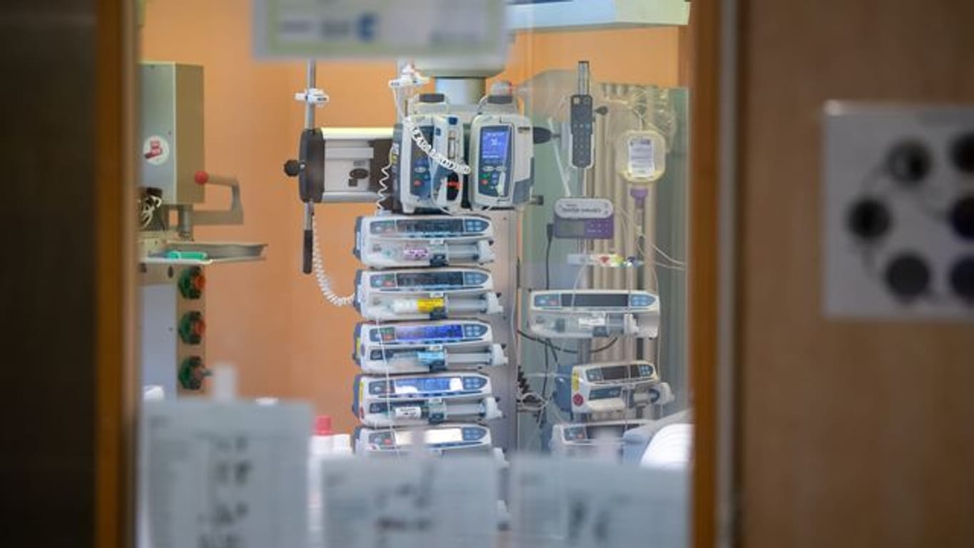 Infusionspumpen sind in einem isoliertem Intensivbett-Zimmer in der Asklepios Klinik im bayerischen Gauting zu sehen.