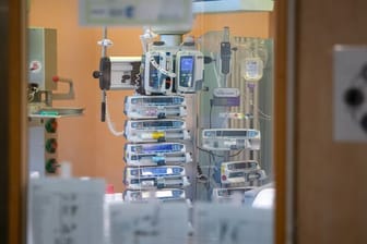 Infusionspumpen sind in einem isoliertem Intensivbett-Zimmer in der Asklepios Klinik im bayerischen Gauting zu sehen.