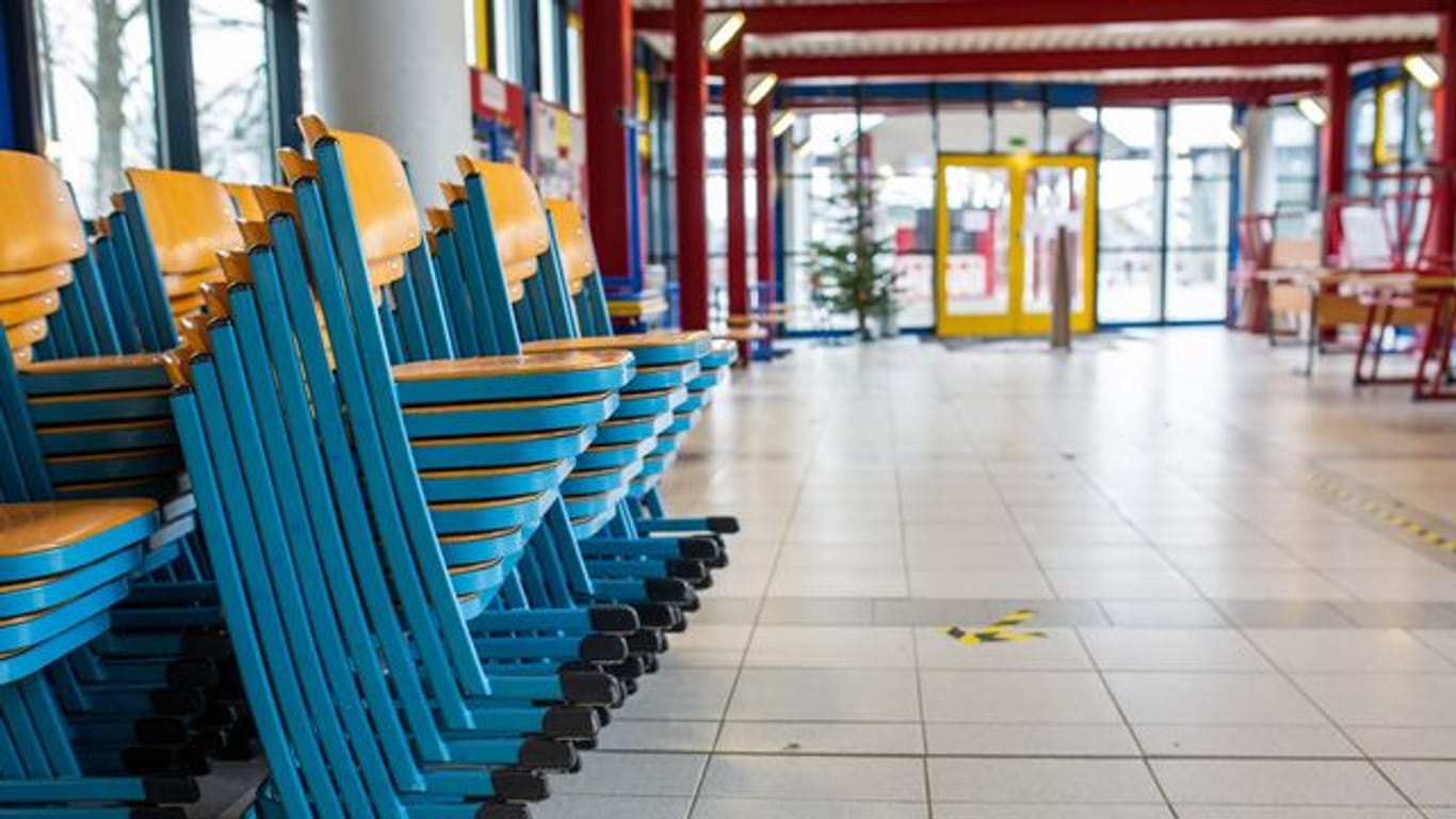 Gestapelte Stühle stehen im Eingangsbereich einer Realschule.