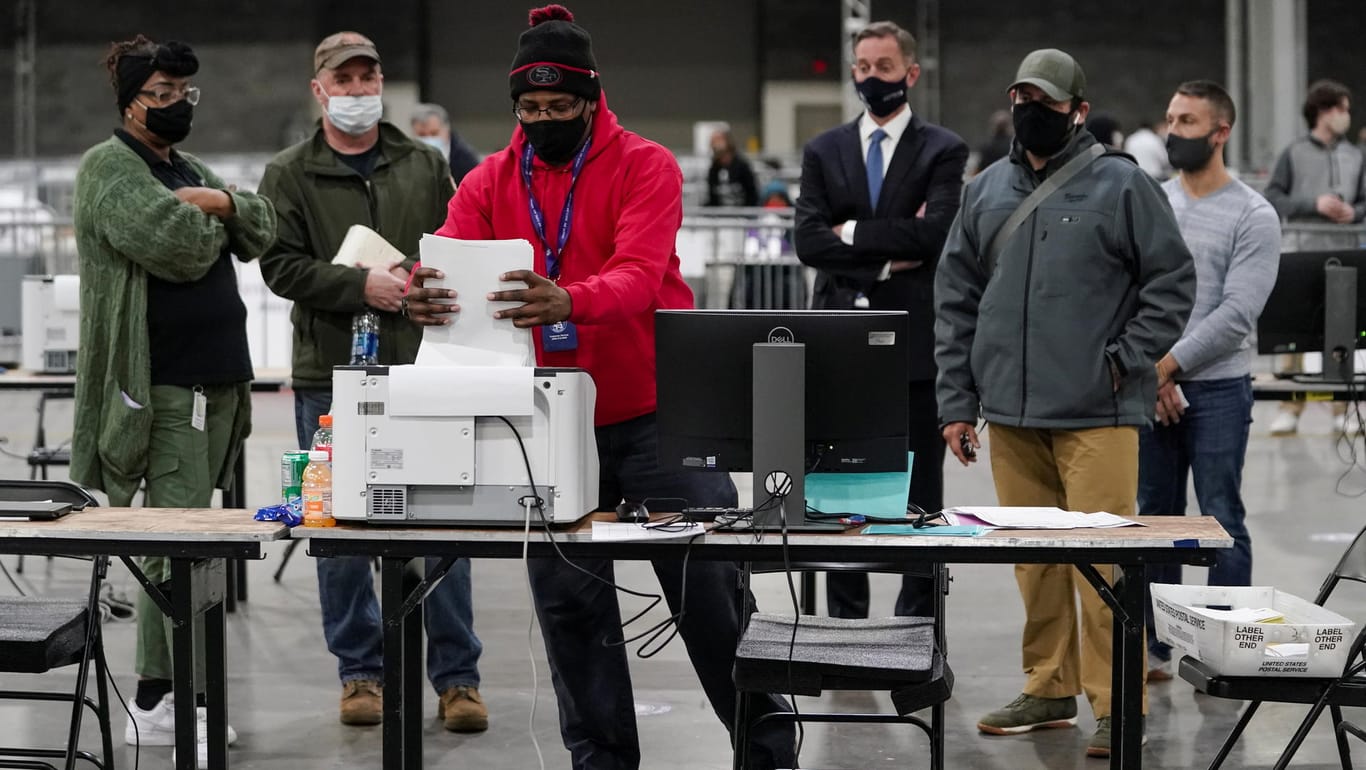 Helfer zählen Wahlzettel aus: Bei der Wahl zweier Senatssitze in Georgia steht noch kein Sieger fest.