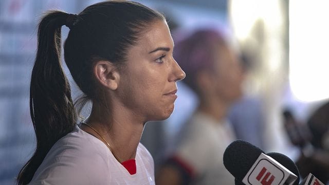 Alex Morgan, Kapitänin der US-Fußballnationalmannschaft, spricht 2019 auf einer Pressekonferenz. Alex Morgan, Kapitänin der US-Fußballnationalmannschaft, spricht 2019 auf einer Pressekonferenz.