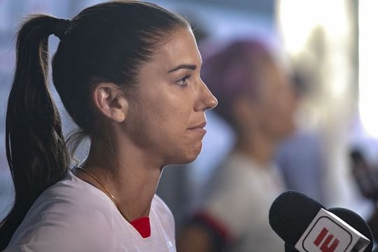 Alex Morgan, Kapitänin der US-Fußballnationalmannschaft, spricht 2019 auf einer Pressekonferenz.