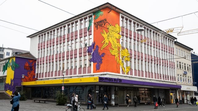 es geht wieder los: ein Wandbild mit dem neuen Logo der Documenta in Kassel. es geht wieder los: ein Wandbild mit dem neuen Logo der Documenta in Kassel.