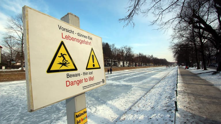 Warnhinweis auf dem zugefrorenen Kanal am Schloss Nymphenburg (Archivbild): Die Polizei bittet Personen, das Eis nicht zu betreten.