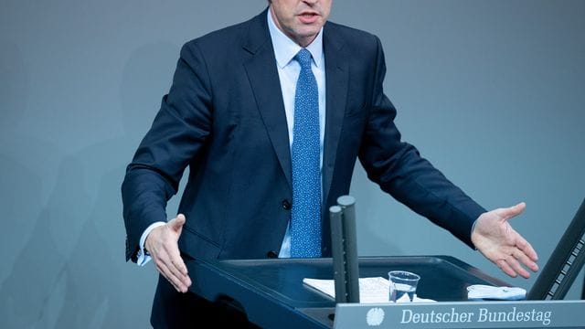 Andreas Scheuer (CSU), Bundesminister für Verkehr und digitale Infrastruktur, spricht bei einer Sitzung des Bundestages.