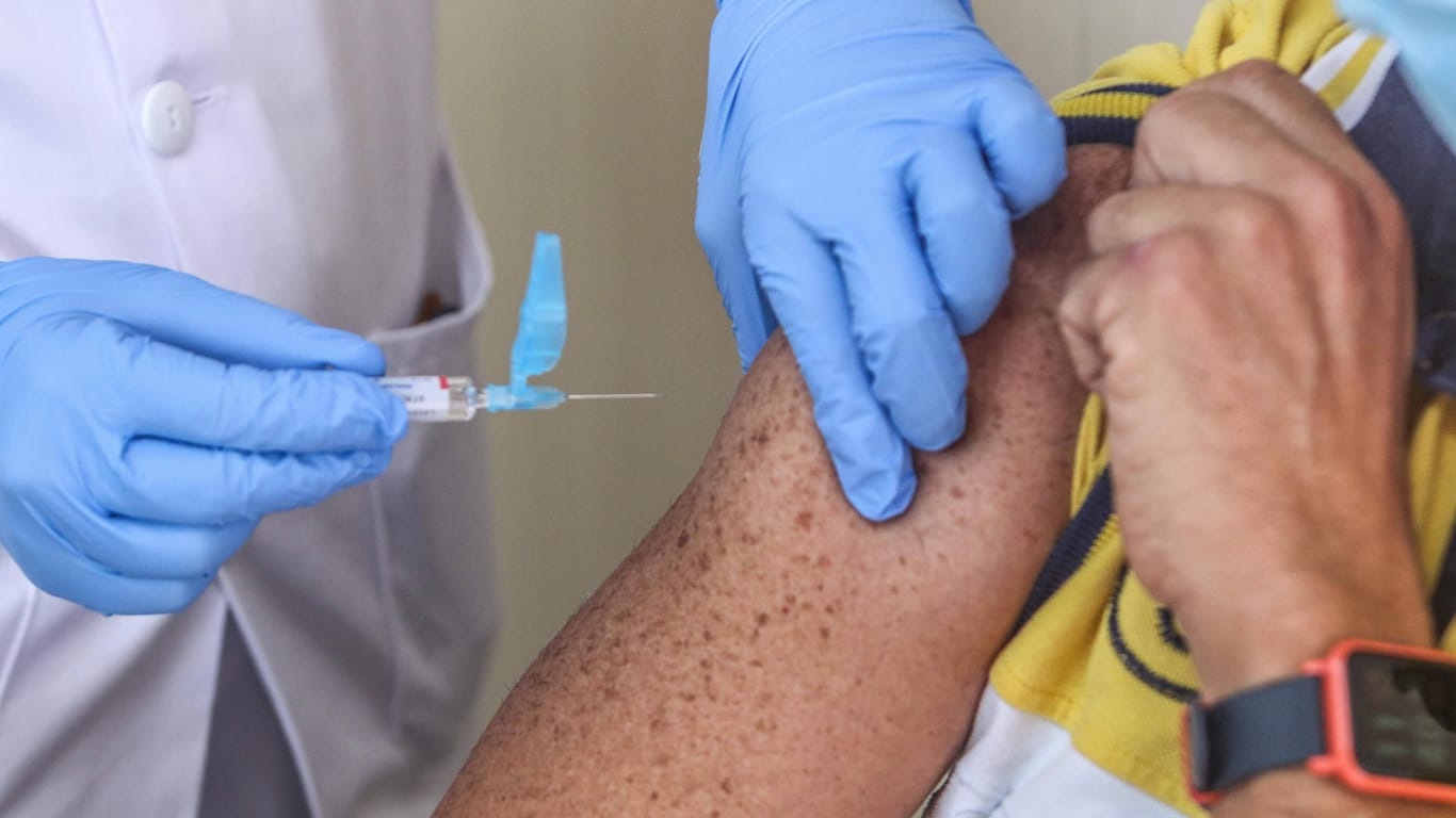 Ein Mann erhält eine Corona-Schutz-Impfung (Symbolbild): Erste Pflegeheim-Bewohner sind in Wolfsburg gegen das Coronavirus geimpft worden.