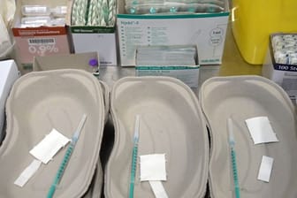 Fertig aufgezogene Spritzen liegen in der Metropolishalle des Filmparks Babelsberg im neu eröffneten Zentrum für das Impfen gegen Corona in Schalen aus Pappe.