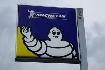 Michelin-Schild (Symbolbild): Der Reifenhersteller streicht mehr als 2.000 Stellen.