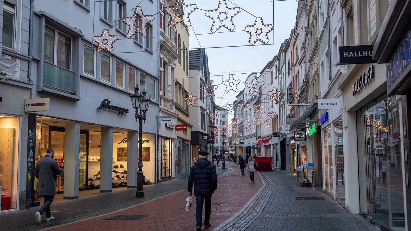 Fast leere Einkaufsstraße in Bonn: Wegen der Corona-Pandemie bleiben alle Geschäfte bis voraussichtlich 31.Januar 2021 geschlossen.
