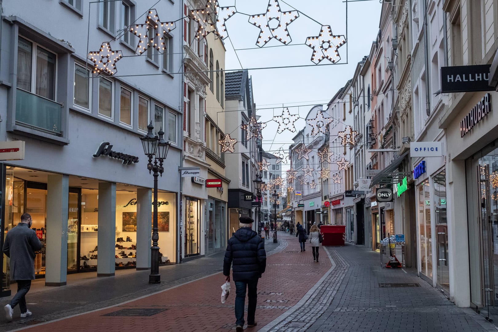 Fast leere Einkaufsstraße in Bonn: Wegen der Corona-Pandemie bleiben alle Geschäfte bis voraussichtlich 31.Januar 2021 geschlossen.