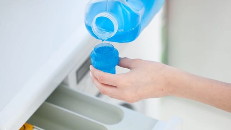 Wie viel Waschmittel für eine Waschladung benötigt wird, wird vom Hersteller auf der Flasche angegeben.