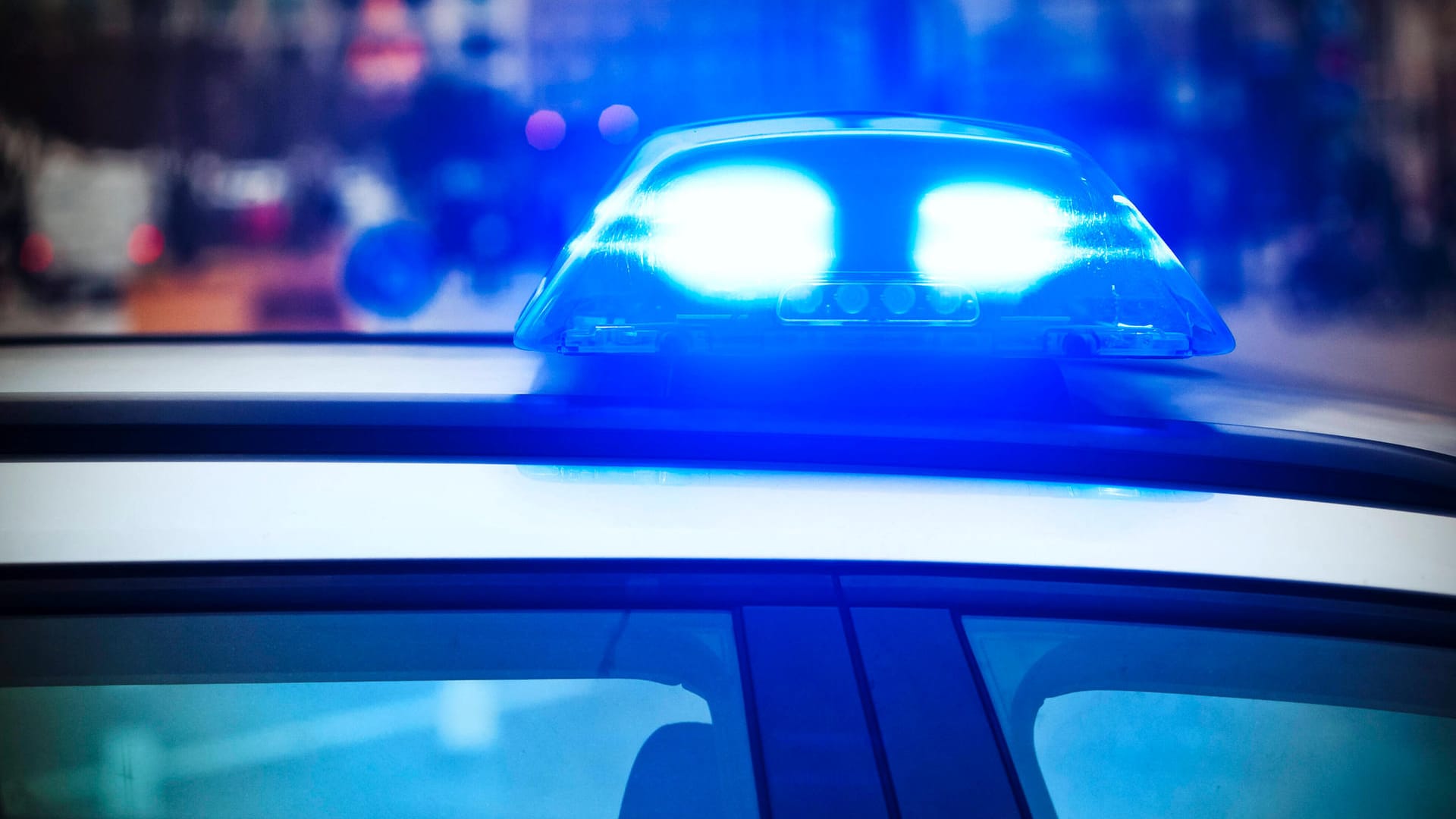 Ein Blaulicht auf einem Polizeiauto leuchtet (Symbolbild): In Wuppertal ist ein Auto in einen Ampelmast gekracht. Ein Blaulicht auf einem Polizeiauto leuchtet (Symbolbild): In Wuppertal ist ein Auto in einen Ampelmast gekracht.