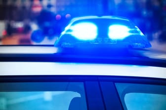 Ein Blaulicht auf einem Polizeiauto leuchtet (Symbolbild): In Wuppertal ist ein Auto in einen Ampelmast gekracht.