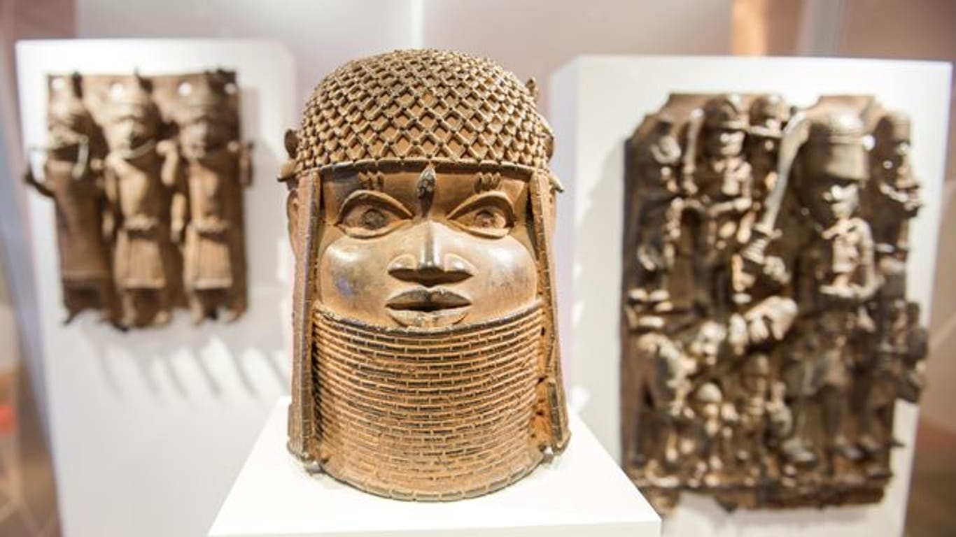 Drei Raubkunst-Bronzen aus dem Benin in Westafrika.