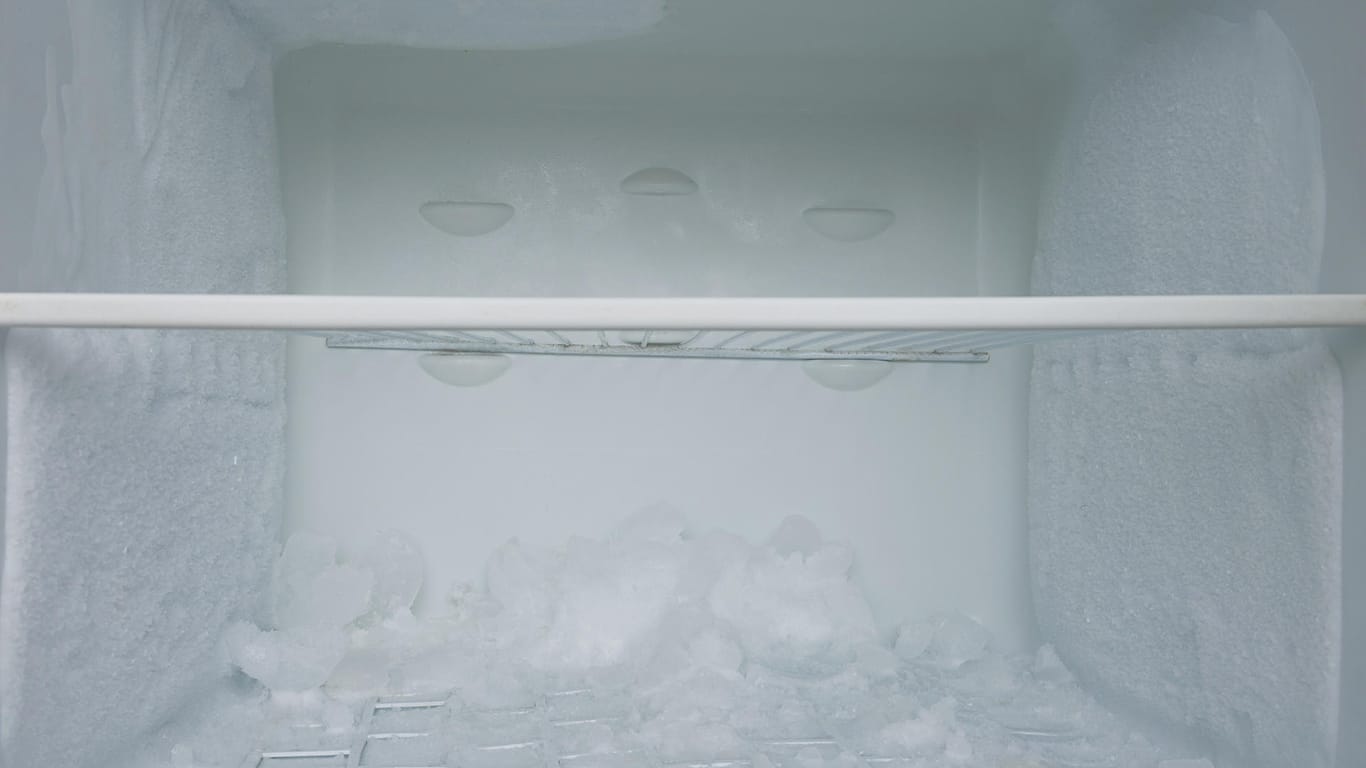 Kühlschrank: Ist der Innenraum vereist, kann sich das negativ auf den Stromverbrauch auswirken.