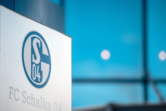 Der angeschlagene Bundesligist FC Schalke 04 lehnt finanzielle Hilfen von Tönnies ab.