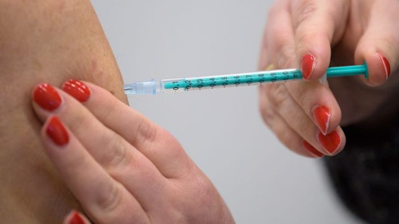 Der Hersteller Biontech rät dazu, die zweite Impfdosis 21 Tage nach der ersten zu verabreichen.